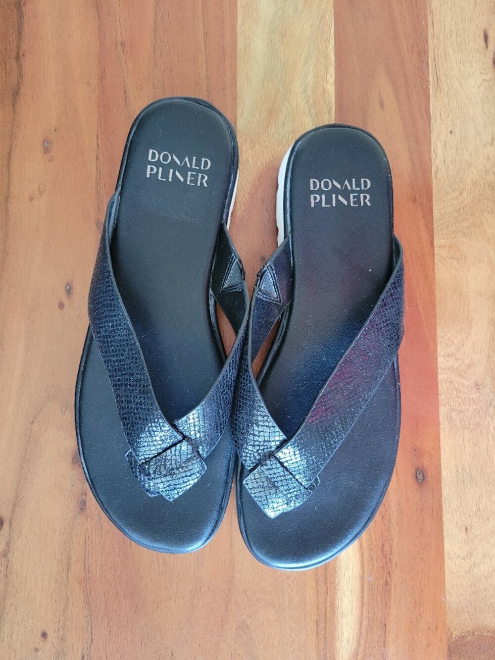 Donald Pliner Haddie Sandals Black Leather Thong Flip Flop All Day Comfort 8.5
